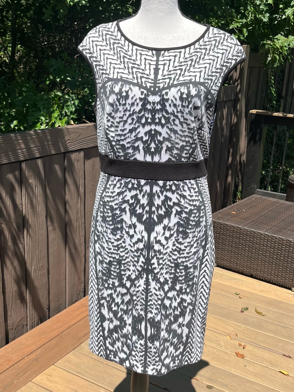 10A: Laundry By Shelli Segal Black and White Printed Midi Dress - hourglass part